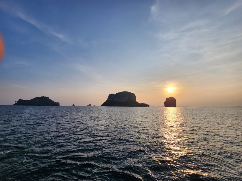  7 Islands + Sunset tour by speedboat with BBQ dinner